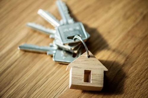 Семье участника СВО вручили ключи от новой квартиры в Казани
