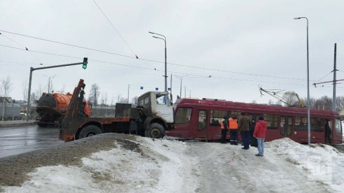 В Казани грузовик протаранил трамвай