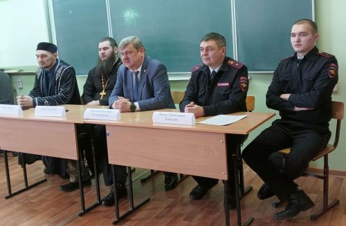 Чистопольские лицеисты приняли участие в брифинге «Сильны единством»