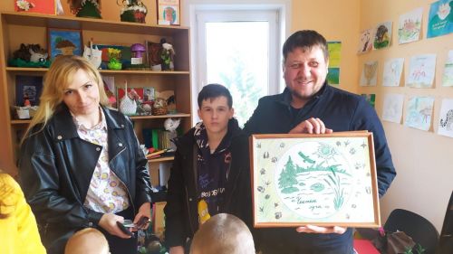 В честь праздничной даты природного заказника «Чистые луга» дети смастерили подарки и помогли в уборке территории