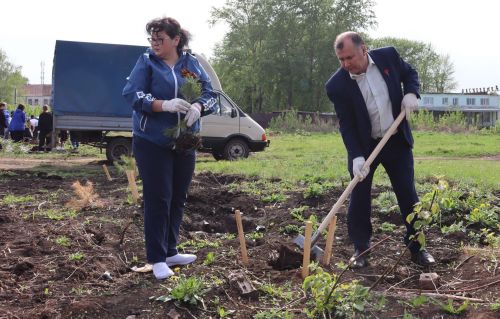 Глава Чистопольского района Дмитрий Иванов принял участие в акции «Сад памяти»