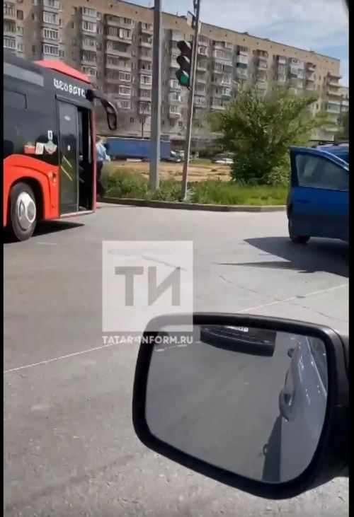 В Казани образовалась пробка из-за ДТП с автобусом