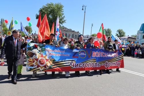 На митинге в День Победы отдельной колонной прошли волонтеры добровольческого движения «Чистополь-фронту»