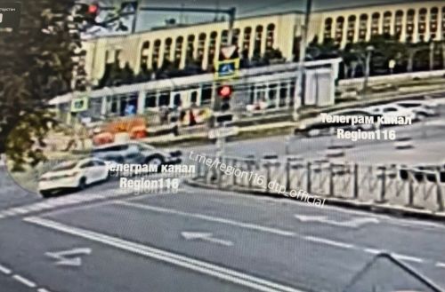 В Казани автомобиль перевернулся на крышу после ДТП