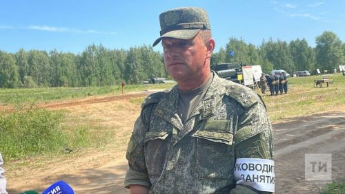 На полигоне казанского танкового училища курсанты управляют танками под водой