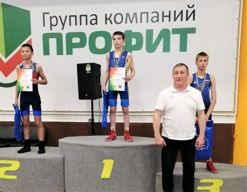 Чистопольские борцы успешно выступили на состязаниях в Набережных Челнах