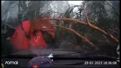«Было очень страшно»: появилось видео начала урагана на озере Яльчик