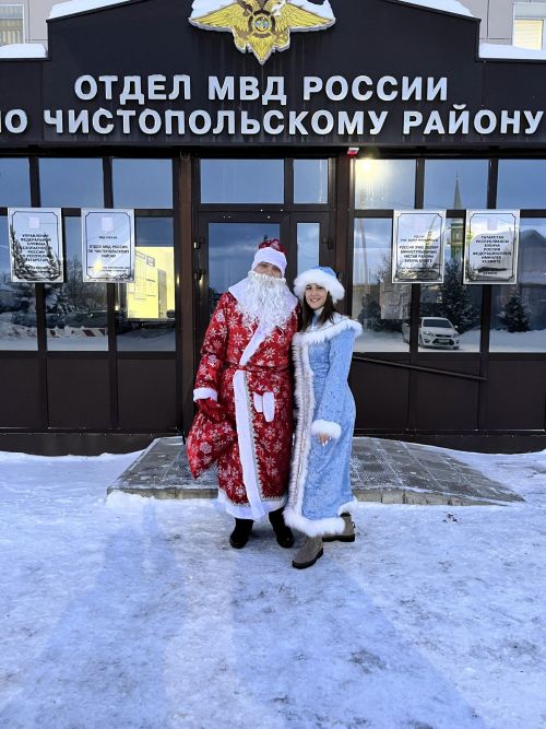 Полицейский Дед Мороз вручил подарки чистопольским детям