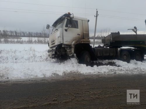 На трассе М7 в РТ лоб в лоб столкнулись два грузовика