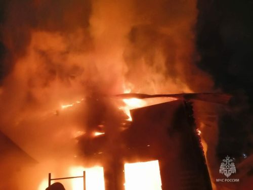 Женщина с ребенком госпитализированы в больницу с отравлением после пожара в казанском поселке