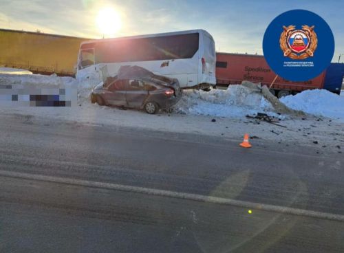 В Мензелинском районе водитель легковушки погибла, врезавшись в автобус