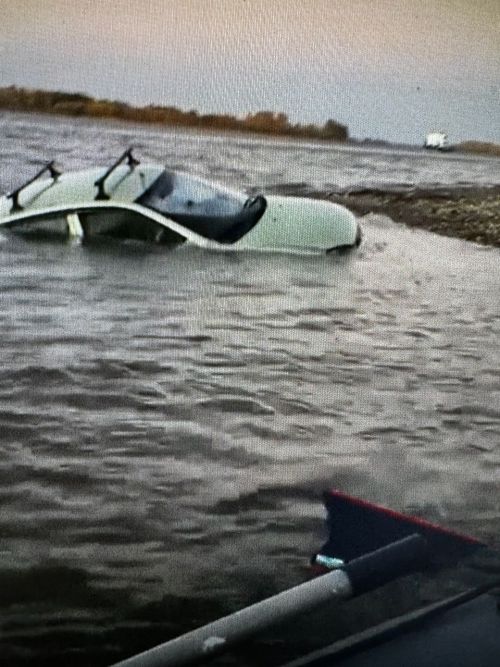 В Чистополе во время спуска лодки под воду ушла легковушка