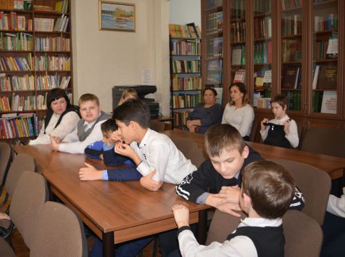 Для чистопольских школьников провели экскурсию в центральной библиотеке