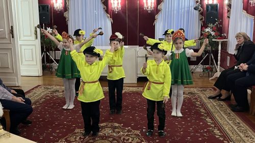 Чистайның Никахлашу сараенда гаилә тормышы юбилярларын һәм күп балалы гаиләне хөрмәтләделәр