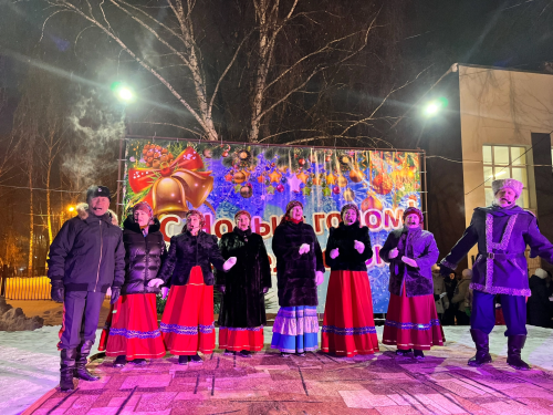 В сквере «Мельничная площадь» открыли новогоднюю елку