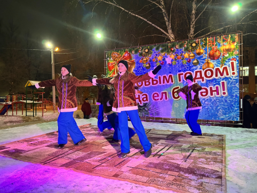 В сквере «Мельничная площадь» открыли новогоднюю елку