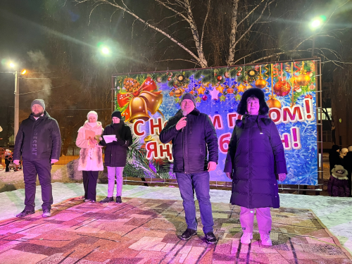 В сквере «Мельничная площадь» открыли новогоднюю елку