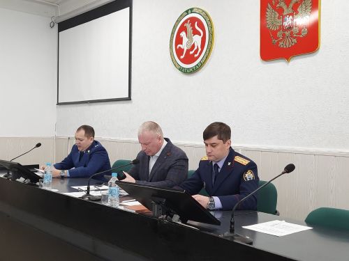 В Чистополе два руководителя учреждений попались на получении взятки и мошенничестве