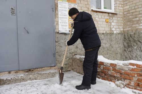 Ишегалдын җыештыручы Сергей Курский тәртип һәм чисталык сагында тора