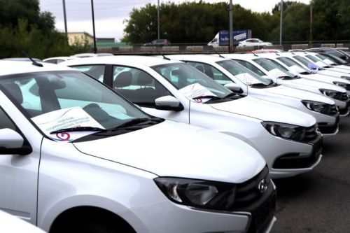 25 пострадавшим на производствах татарстанцам вручили ключи от «Lada Granta»
