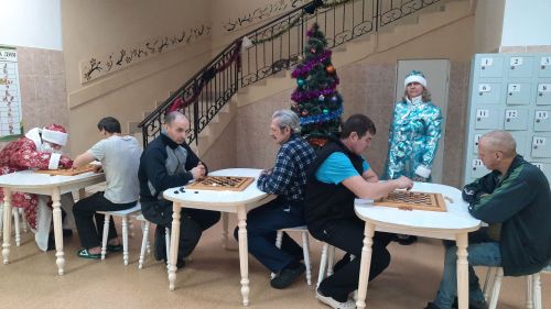Дед Мороз и Снегурочка посетили шашечный турнир в чистопольском доме-интернате