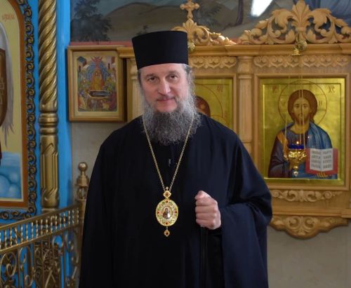Обязательно ли крестному держать ребенка на руках во время Таинства Крещения