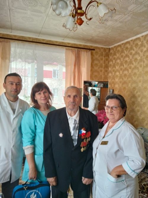 Медики Чистопольской ЦРБ обследовали 100-летнего ветерана на дому