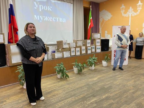 На уроке мужества в чистопольской школе волонтерам передали гуманитарную помощь для бойцов СВО