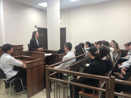 От теории к практике: чистопольские школьники изучили работу суда изнутри