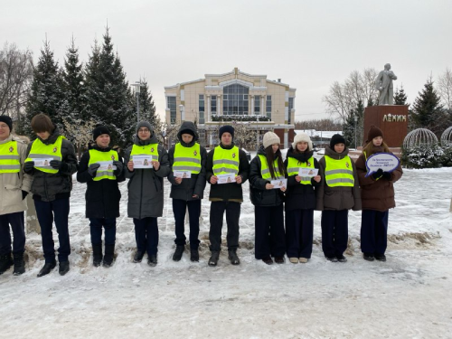 Пристегните самое дорогое: в Чистополе отряды ЮИД напомнили водителям о правилах перевозки детей