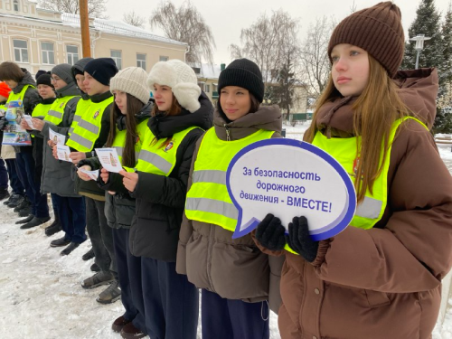 Пристегните самое дорогое: в Чистополе отряды ЮИД напомнили водителям о правилах перевозки детей