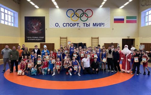 В Чистополе прошло Первенство по греко-римской борьбе на призы Деда Мороза