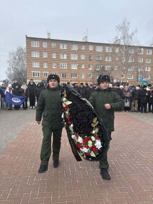В Чистополе День Героев Отечества отметили митингом у памятника Игорю Груднову