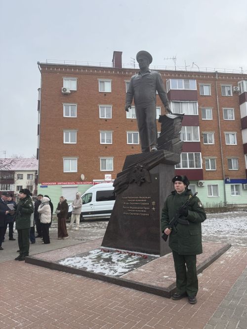 В Чистополе День Героев Отечества отметили митингом у памятника Игорю Груднову