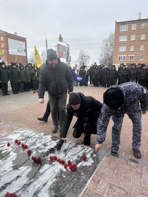 В Чистополе День Героев Отечества отметили митингом у памятника Игорю Груднову