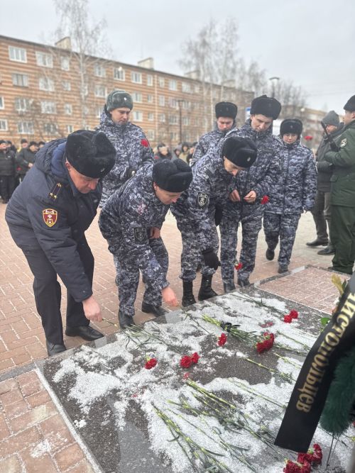В Чистополе День Героев Отечества отметили митингом у памятника Игорю Груднову