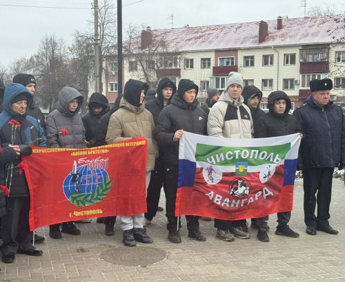 В Чистополе День Героев Отечества отметили митингом у памятника Игорю Груднову