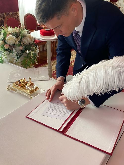 Молодожены и юбиляры Чистопольского района подписывают поздравительные открытки военнослужащим
