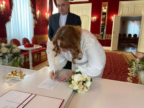 Молодожены и юбиляры Чистопольского района подписывают поздравительные открытки военнослужащим