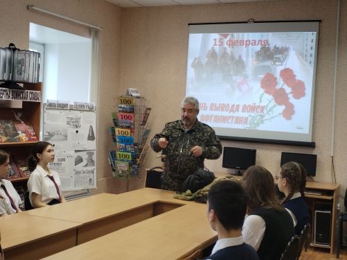 Чистопольским лицеистам военный вертолетчик Азат Акбаров рассказал о службе в Афганистане