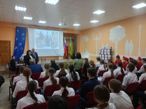 Чистопольские школьники на парламентском уроке по видеосвязи общались с учителем, находящимся в зоне СВО