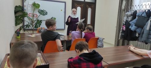 Воспитанникам воскресной школы рассказали о видах облачений священнослужителей