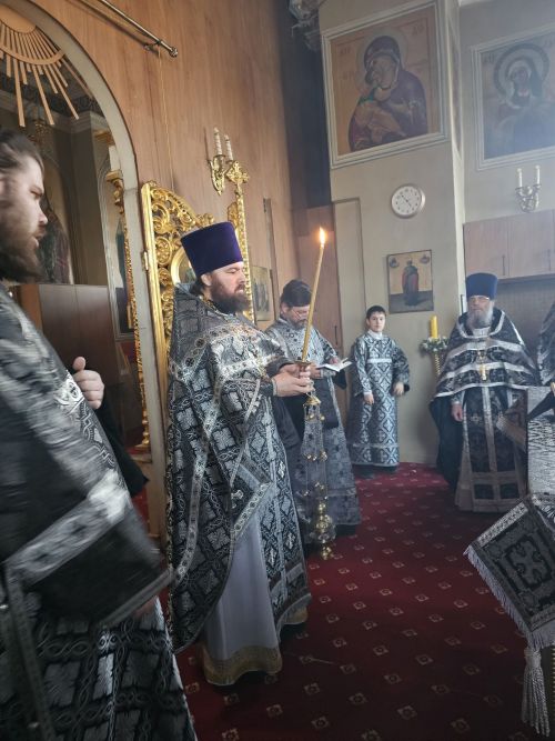 Вечерняя Литургия Преждеосвященных Даров состоялась в Никольском соборе