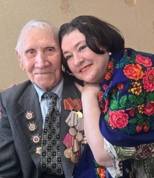 Коллектив чистопольского клуба «Девчата» поздравил ветерана Великой Отечественной войны с праздниками