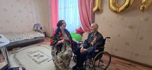 Коллектив чистопольского клуба «Девчата» поздравил ветерана Великой Отечественной войны с праздниками