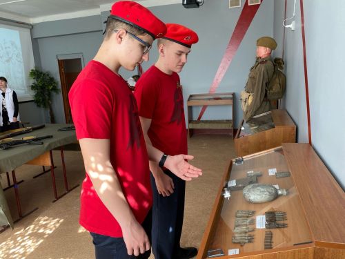 Герои прошлого и настоящего: в чистопольской школе открыли музей воинской славы