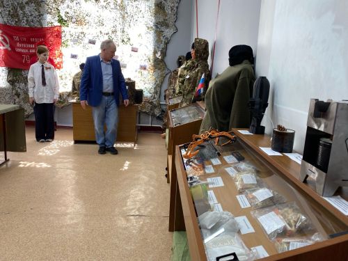 Герои прошлого и настоящего: в чистопольской школе открыли музей воинской славы