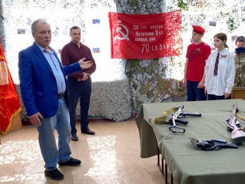 Герои прошлого и настоящего: в чистопольской школе открыли музей воинской славы