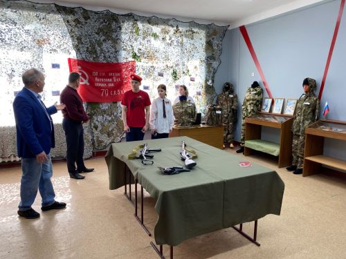 Герои прошлого и настоящего: в чистопольской школе открыли музей воинской славы
