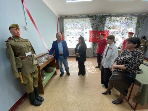 Герои прошлого и настоящего: в чистопольской школе открыли музей воинской славы